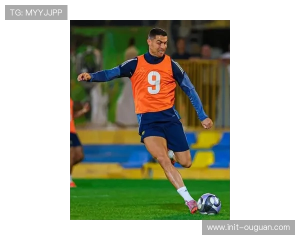 利雅得胜利前往麦加进行短期集训，C罗带队加练定位球